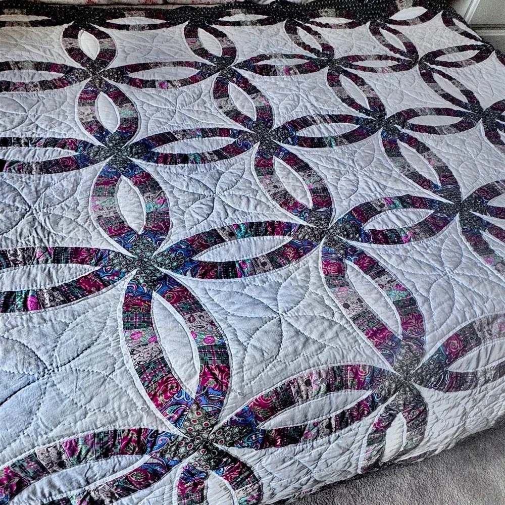 Double Wedding‎ Ring Quilt Vintage Hand Quilted Scalloped Edge Cottagecore
